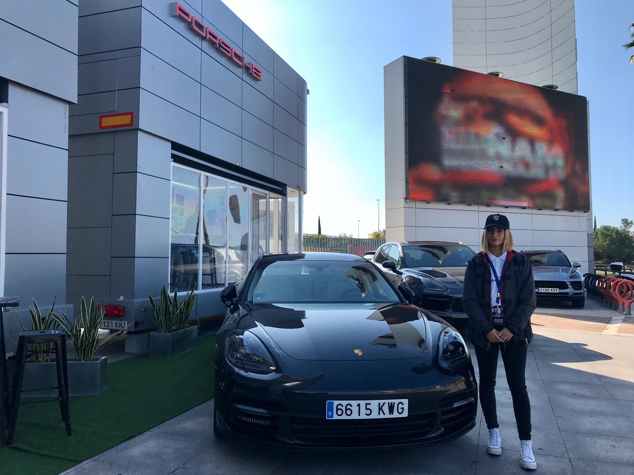 Novum azafatas en la promoción de Porsche-SAFA Motor en el Centro Comercial Serrallo